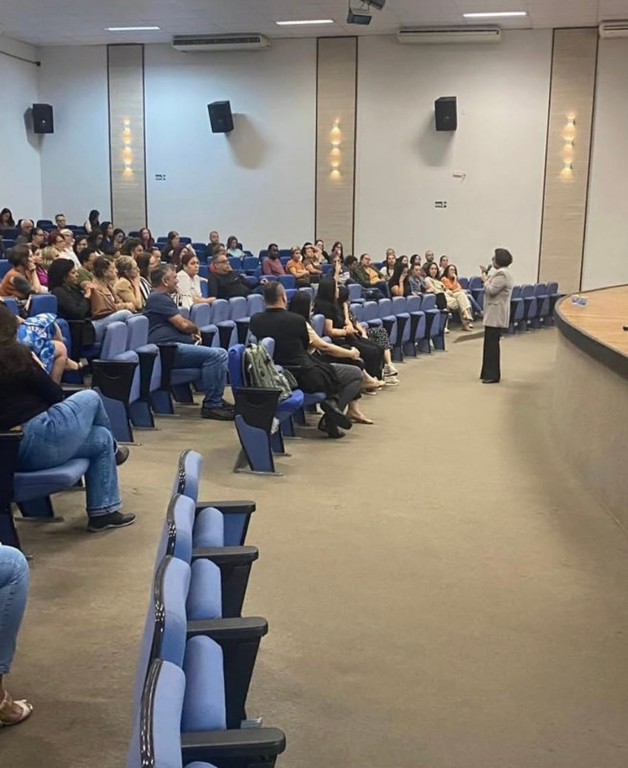 Equipe em momento de formação educacional
