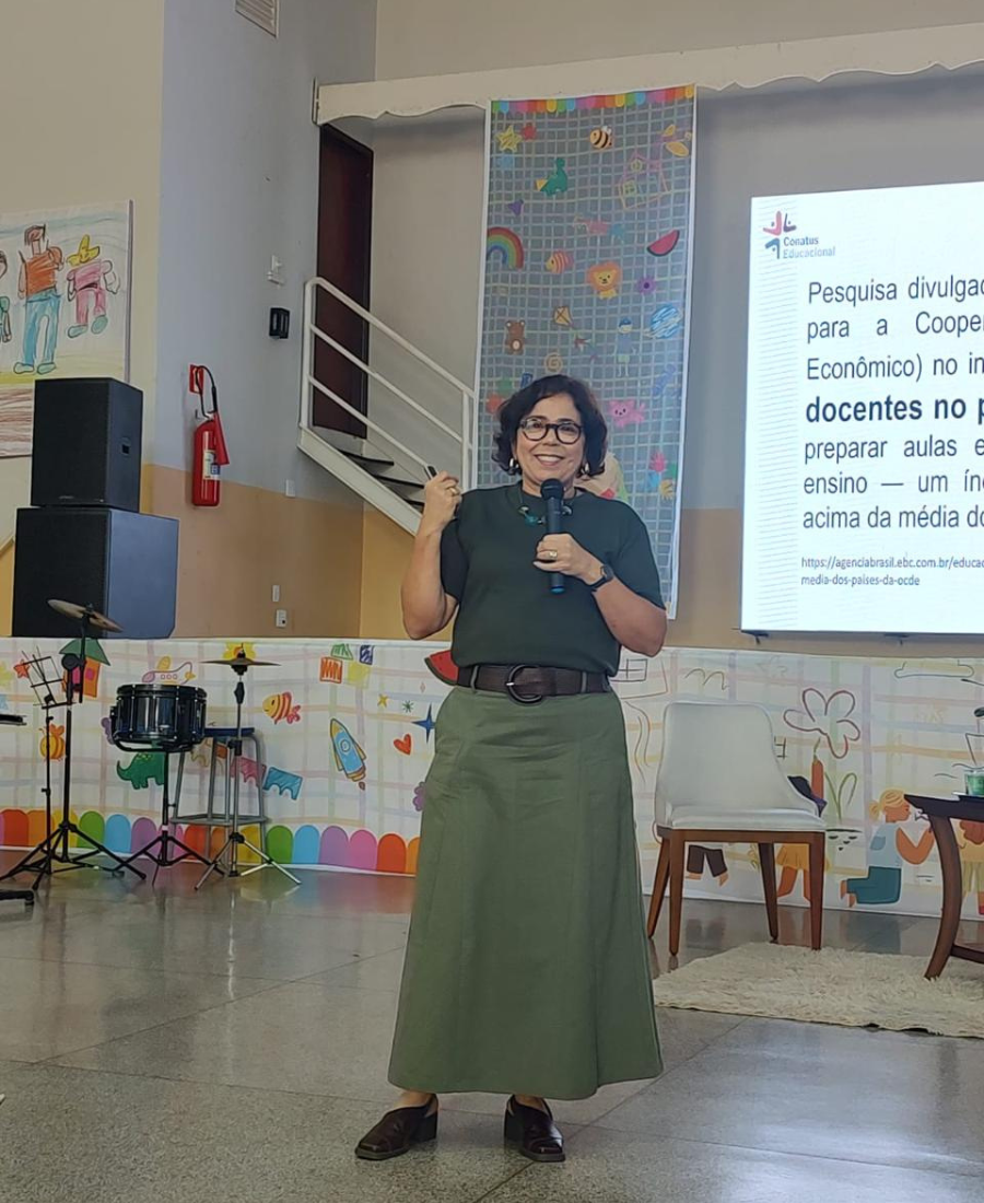 Foto da Prof.ª Maria Regina Passos